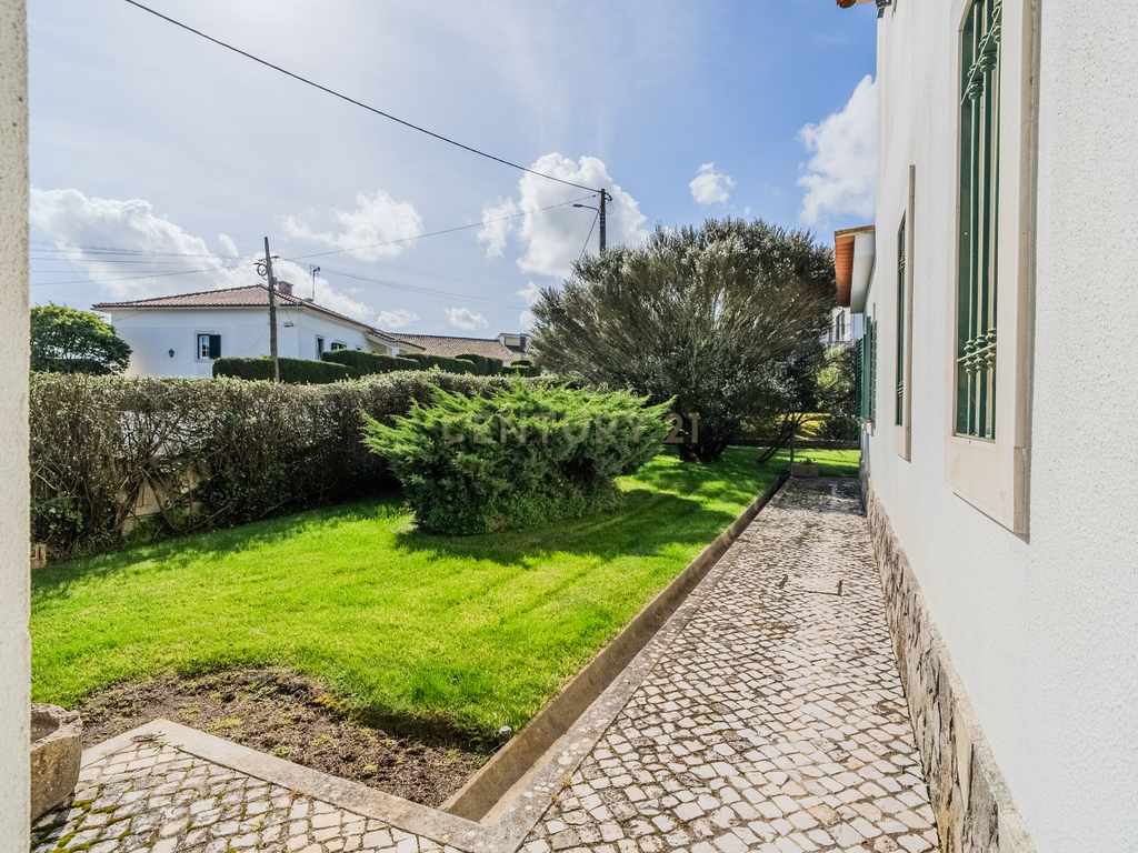 Luxuosa Moradia Isolada com jardim Privado na Venda do Pinheiro - Image 26